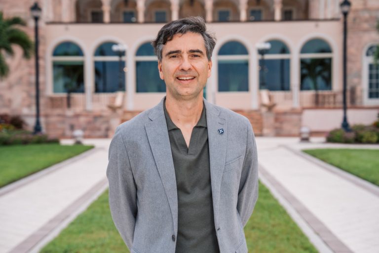 Manuel Lopez Headshot